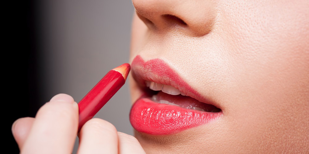 رژ لب مدادی چیست و چه تفاوتی با رژ لب مایع یا جامد دارد؟