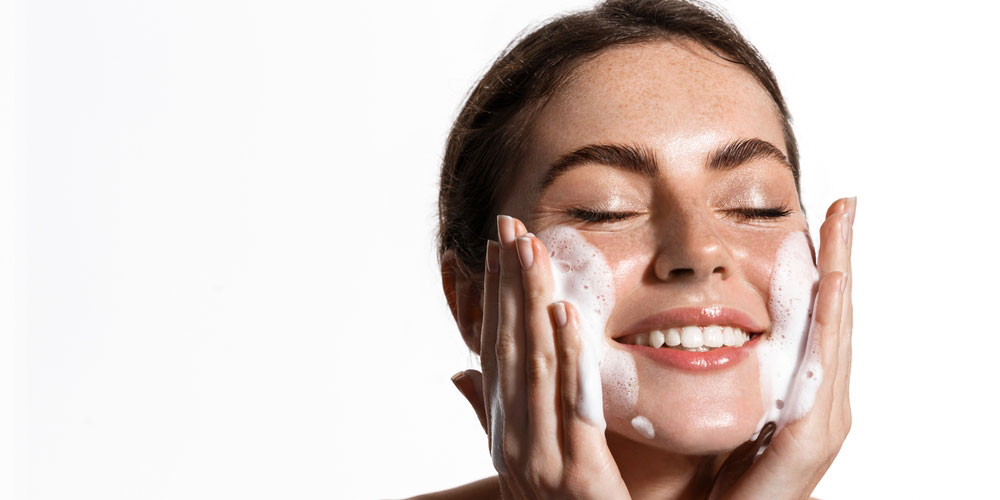 ژل شستشوی صورت ژنوبایوتیک: راهکاری کارآمد برای پوست حساس و مستعد آکنه