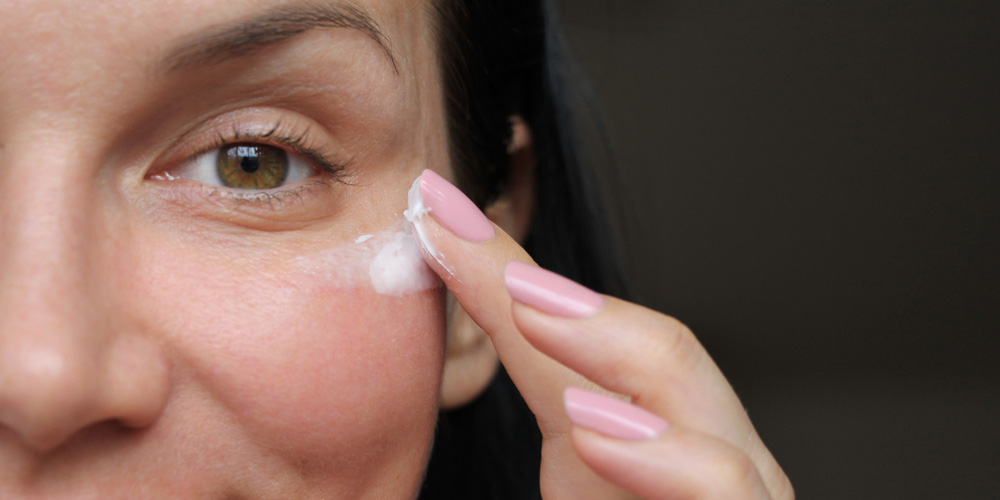 کرم دور چشم: راهکاری موثر برای کاهش چروک و تیرگی