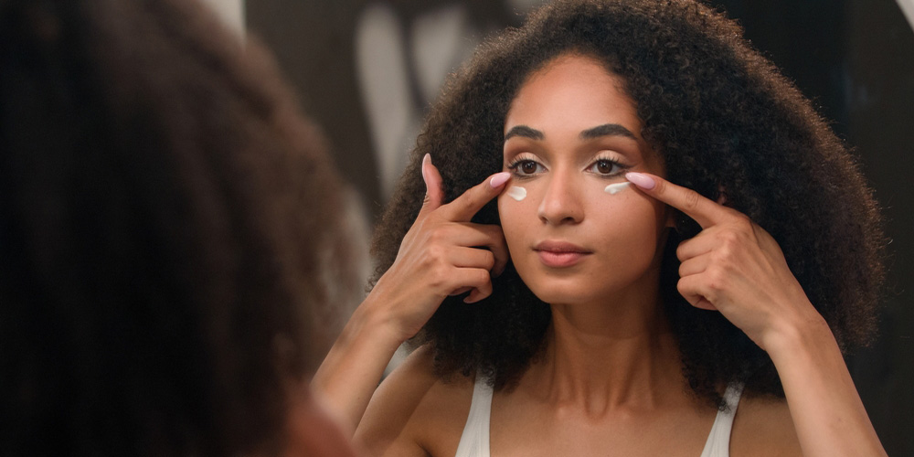 کرم دور چشم: راهنمای جامع برای کاهش چروک و تیرگی