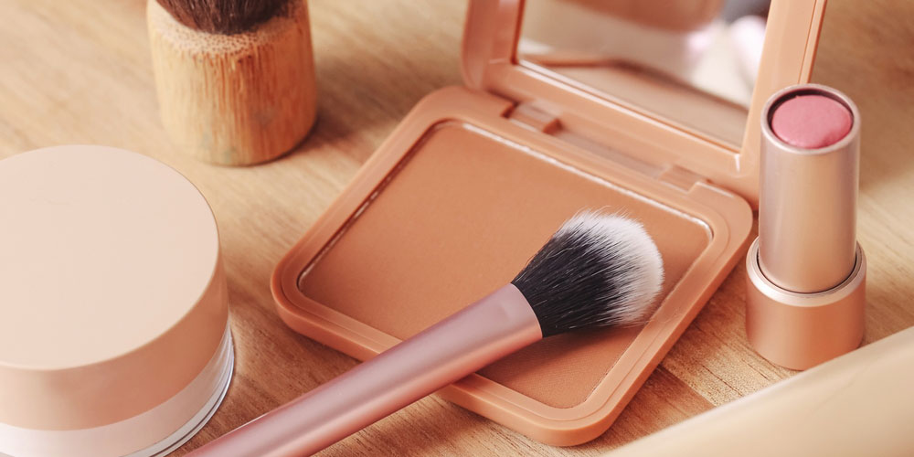 رژ گونه زدن