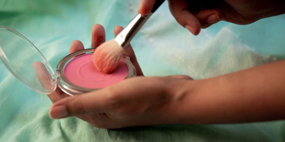 مزایای استفاده از رژگونه روی بینی