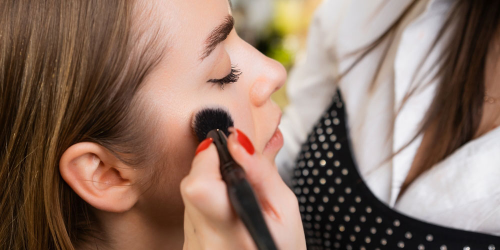 راهنمای گامبهگام آرایش صورت برای مهمانی شبانه