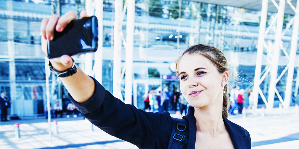 تأثیر شبکه‌های اجتماعی بر گسترش ترند میکاپ مینیمال