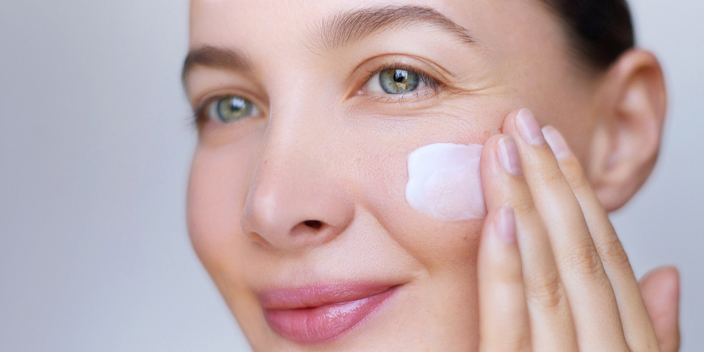 استفاده از کرم مرطوبکننده برای پوست خشک و حساس