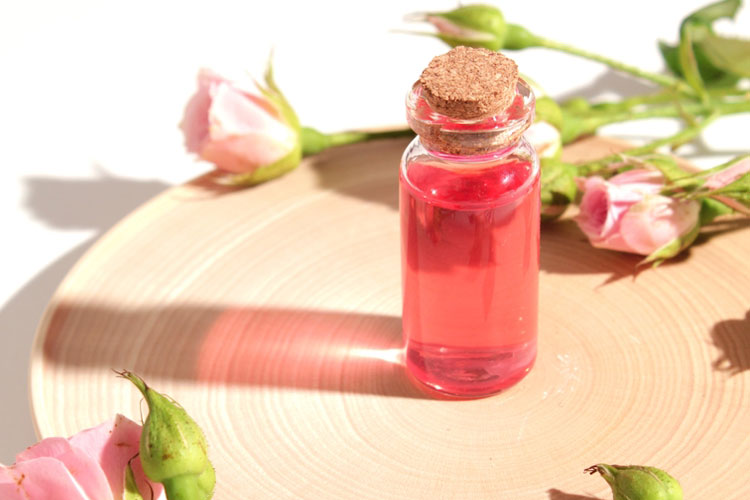 برطرف نمودن جوش صورت با گلاب