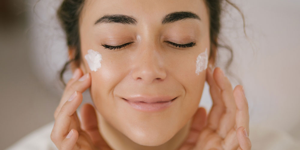 استفاده از کرم پودر پیش از آرایش