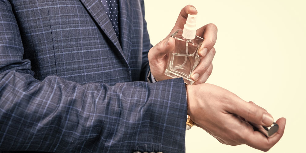 روش‌های مؤثر برای پاک کردن عطر غلیظ از روی پوست و لباس