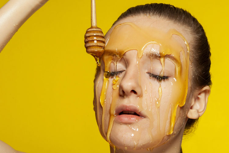 ماساژ و ماسک صورت خانگی