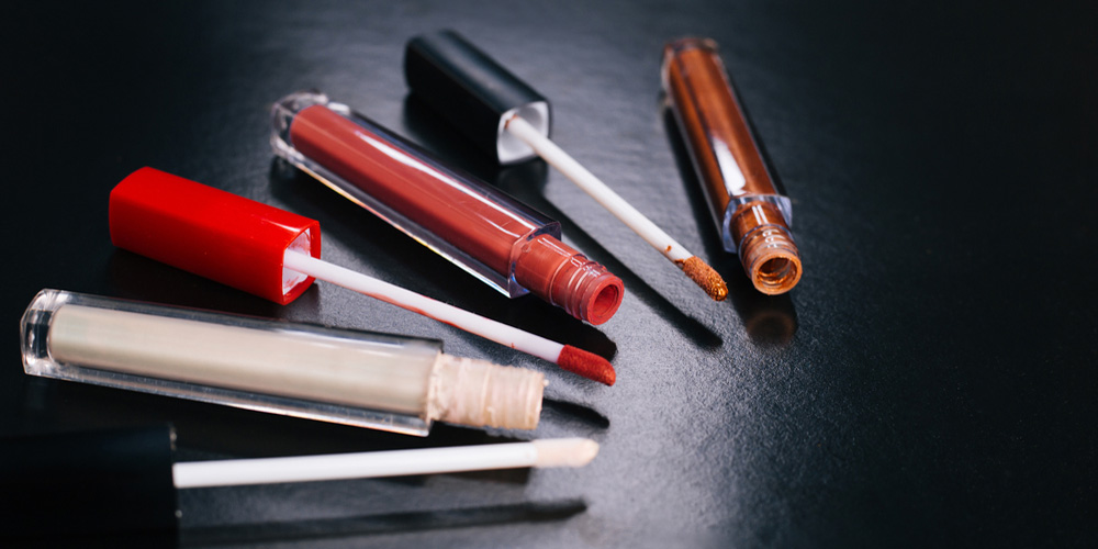 تفاوت عملکرد لیپ گلاس و رژ لب مایع و پوشش و بافت