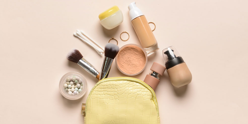 محصولات آرایشی پر فروش در کیف بانوان
