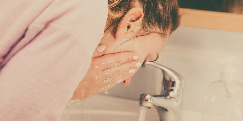 اشتباهات رایج در شستشوی صورت و بررسی 8 اشتباه رایج