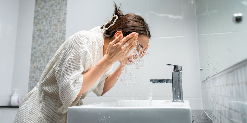 اشتباهات رایج در شستشوی صورت و بررسی 8 مورد