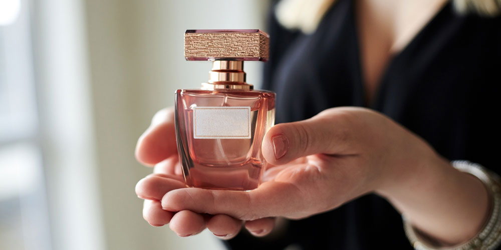 خرید “عطر جیبی زنانه”: همراه همیشگی خانم ها