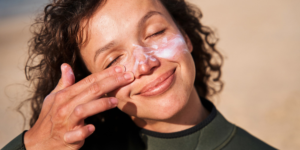 آیا کرم ضد آفتاب می‌تواند خاصیت درمانی برای لک، چین و چروک و قرمزی پوست داشته باشد؟