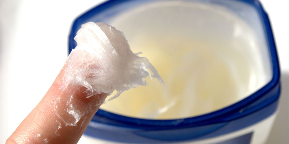 وازلین چیست و دقیقاً چه کاری برای پوست انجام می‌دهد؟