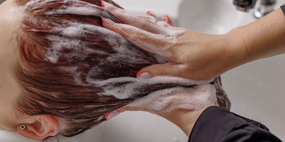 آیا ماندن شامپو روی مو واقعاً لازم است؟