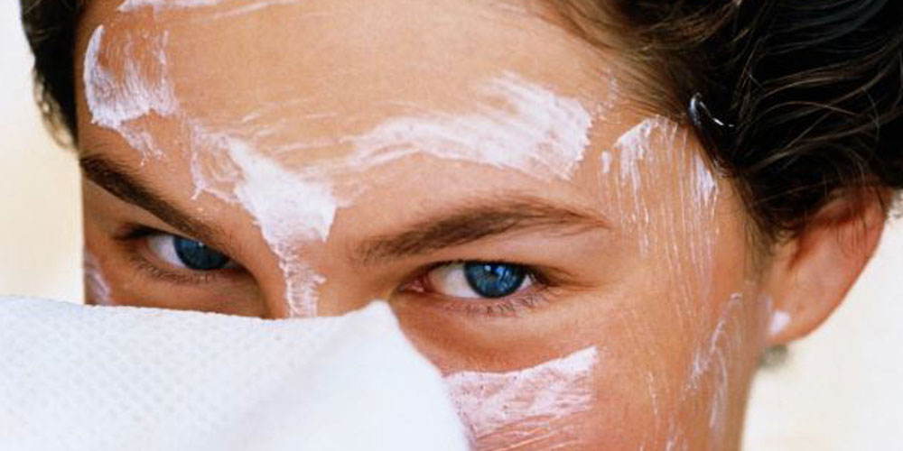 5 نشانه که شستشوی صورت خود را درست انجام نداده اید، با نظر کارشناسان