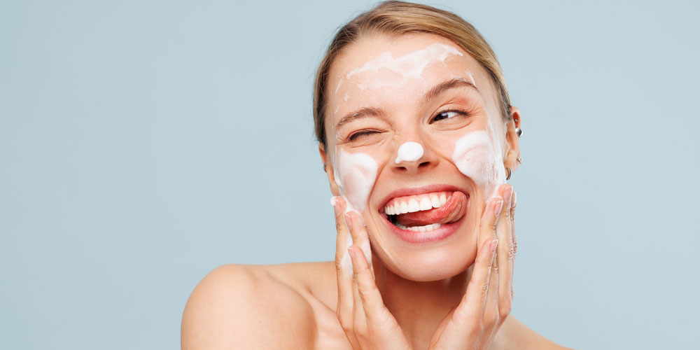 3. بعد از شستشو صورت، پوستتان خشک می شود