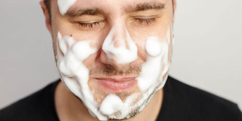 1. بعد از شستشوی صورت، پوستتان احساس کشیدگی دارد